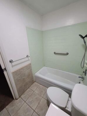 Before and After Bathroom Remodeling in San Antonio, TX (1)